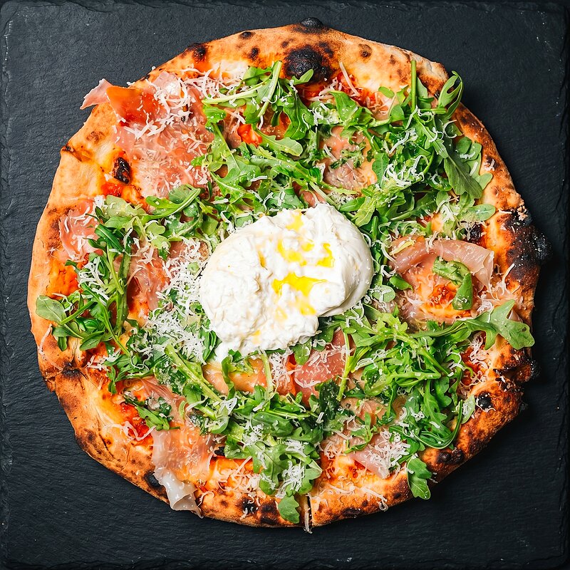 Burrata and prosciutto pizza